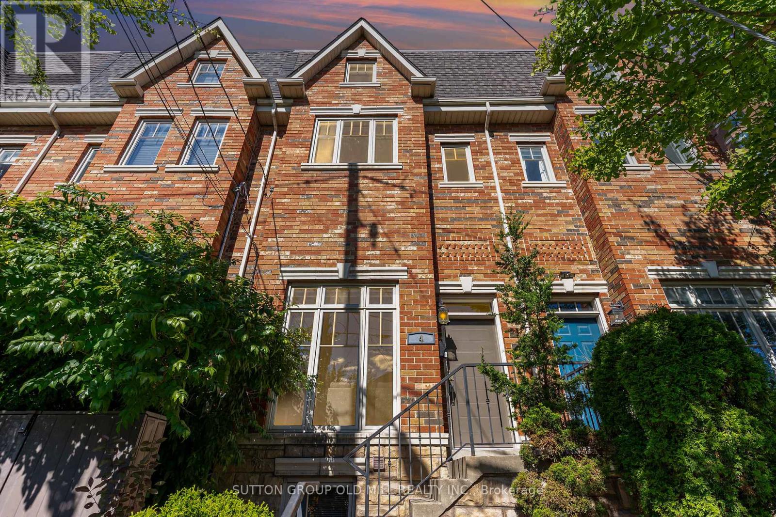 4 Hunter Ave, Toronto Caledonia-fairbank, ON M6E 2C8