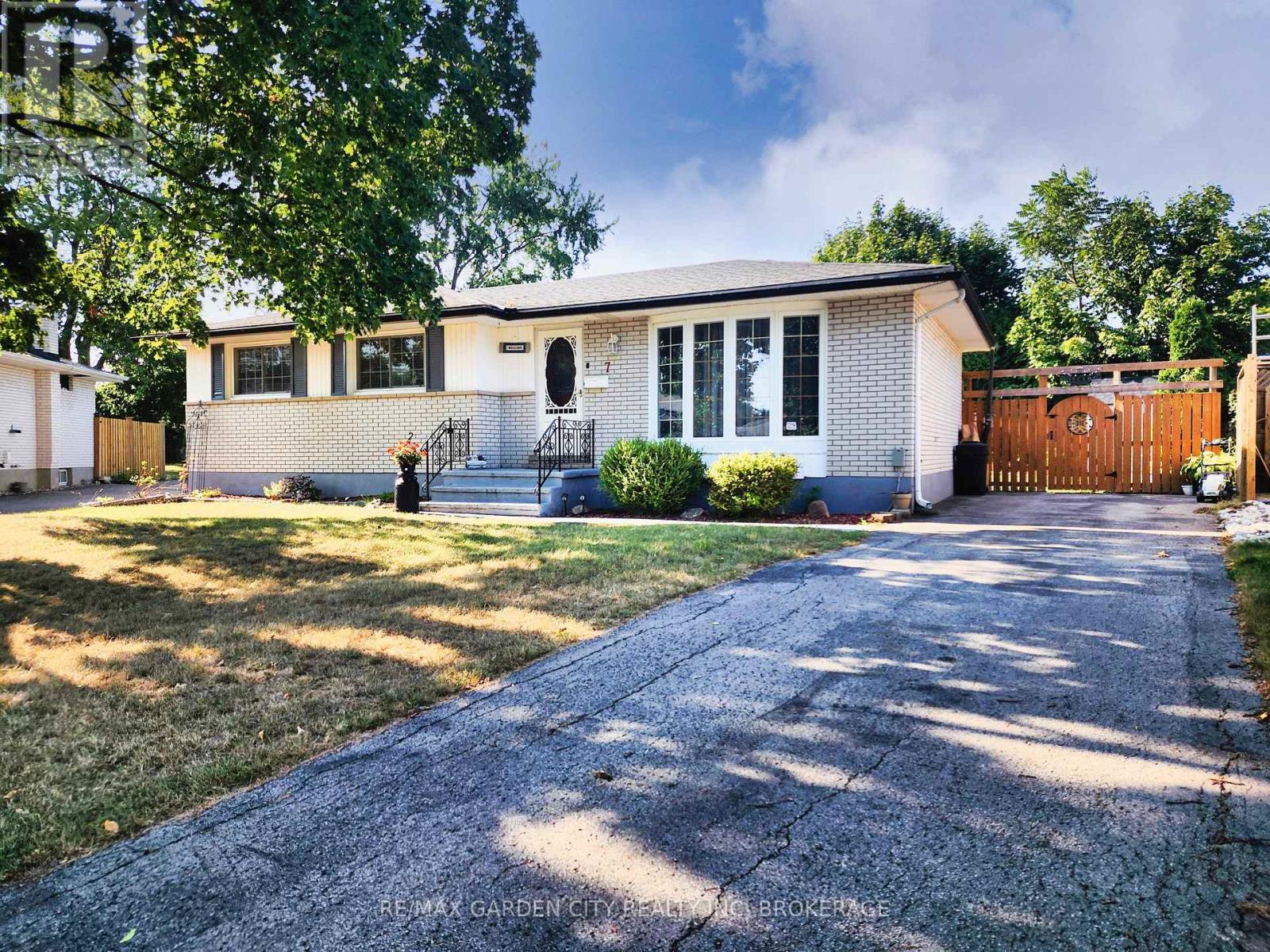 7 Chapman Ct, St. Catharines, ON L2M 6H8