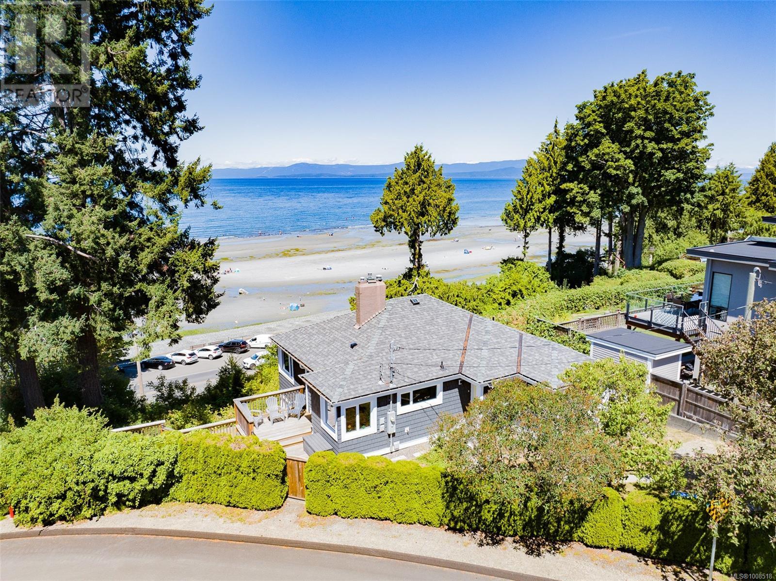 484 Bay St, Qualicum Beach, BC V9K 1J9