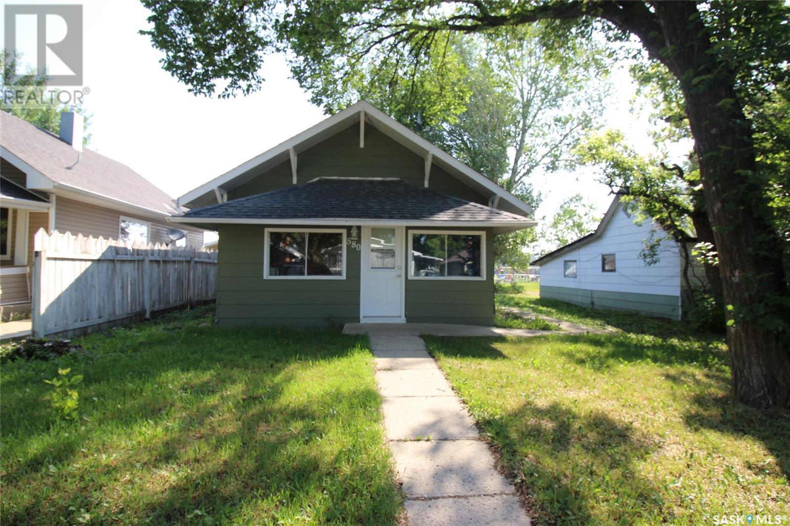 580 3 Street East, Shaunavon, SK S0N 2M0