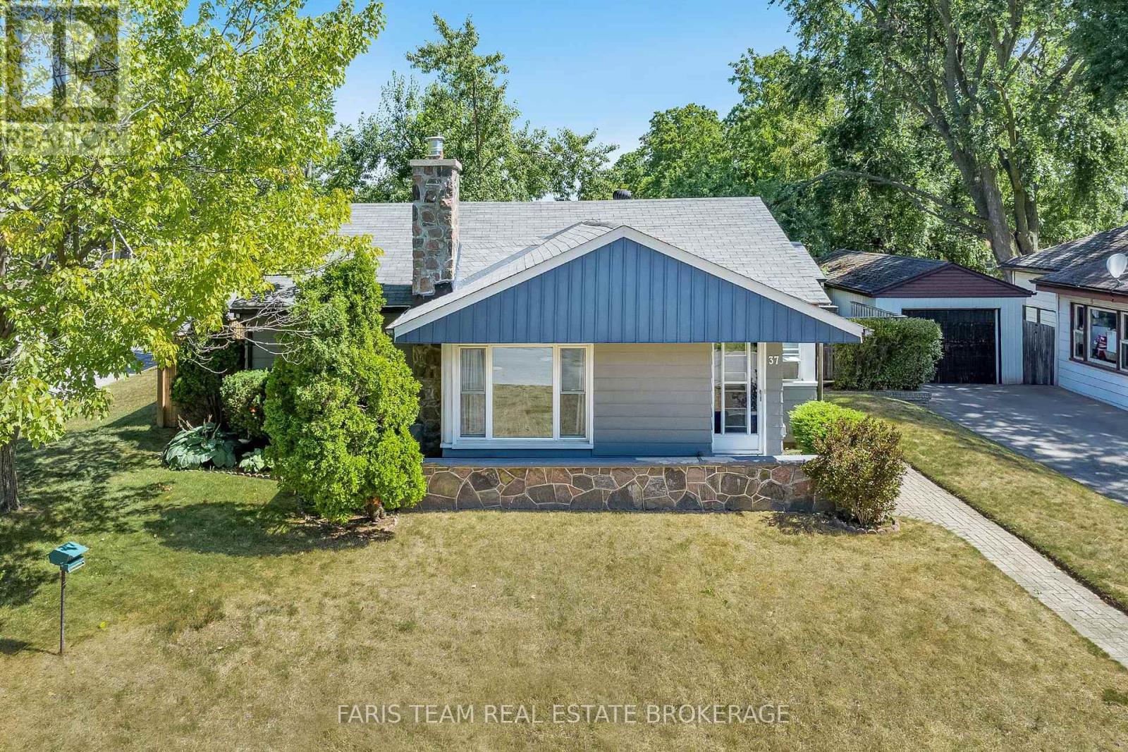 37 Lount St, Barrie, ON L4M 3E3