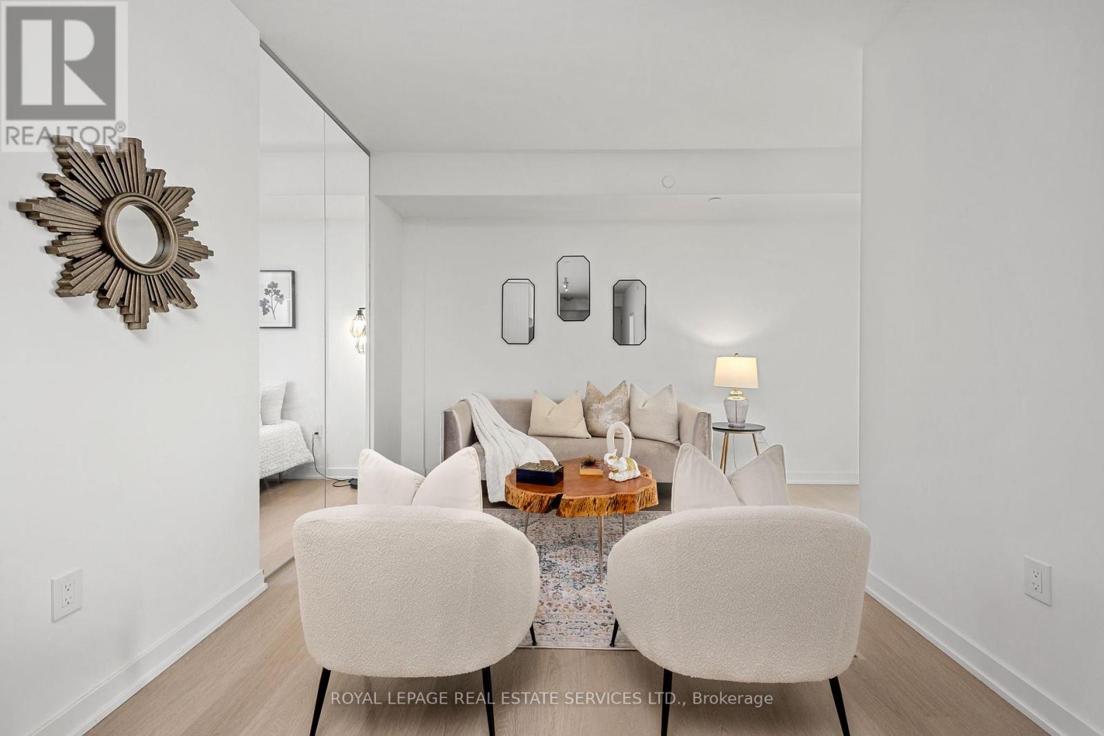 708 859 The Queensway, Toronto, ON M8Z 1N8