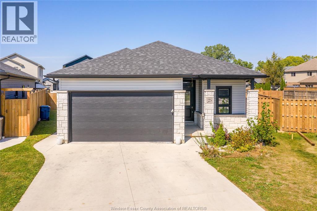 25 Champlain Ct, Chatham-Kent, ON N7L 0A4