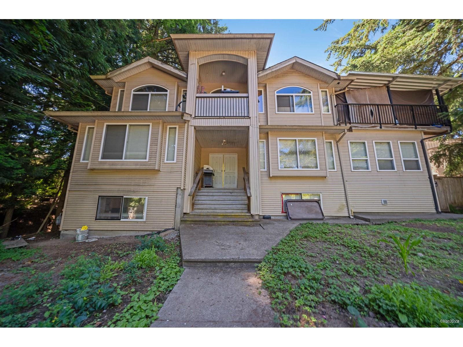8863 King George Blvd, Surrey, BC V3V 5V6