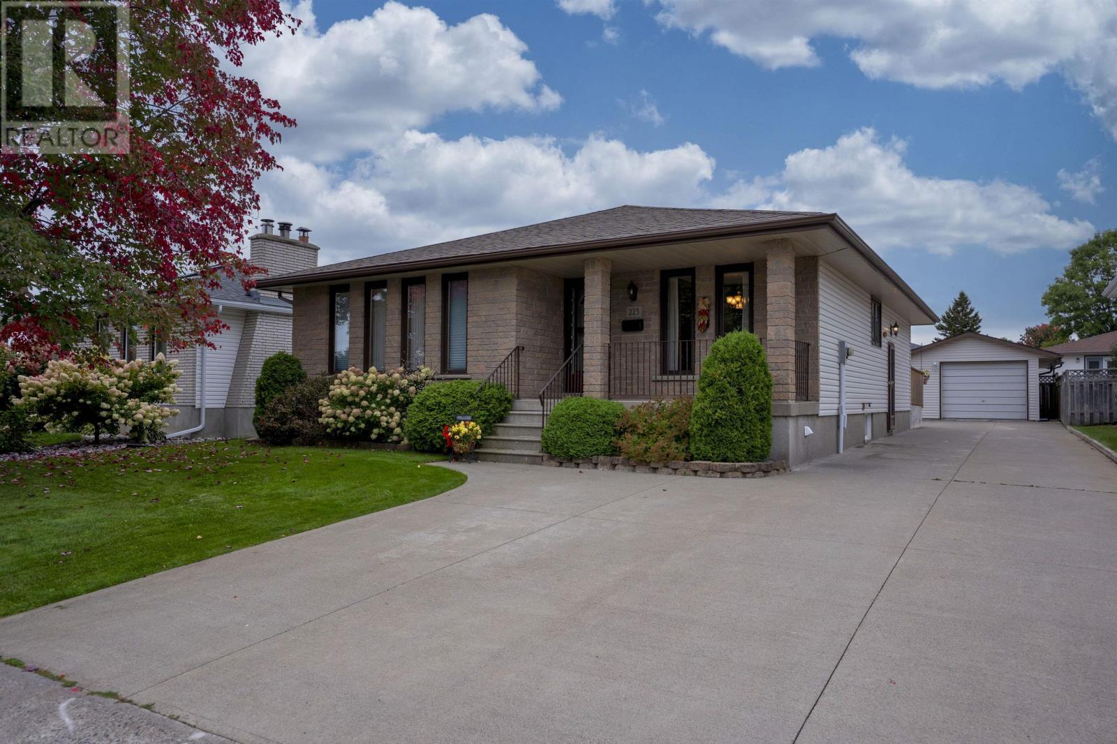 225 Flamingo Dr, Thunder Bay, ON P7B 6K2