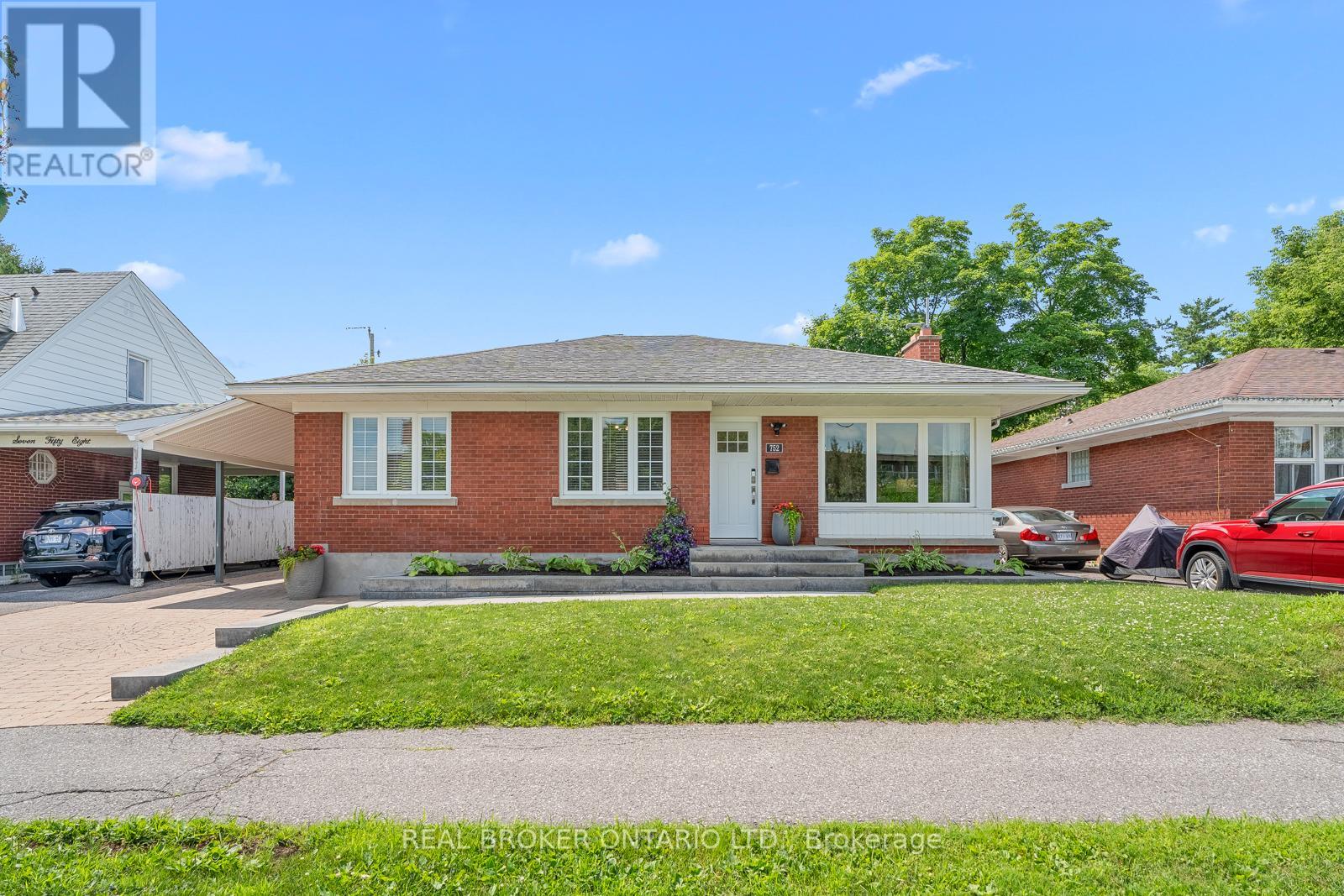 752 Smyth Rd, Ottawa, ON K1G 1P1