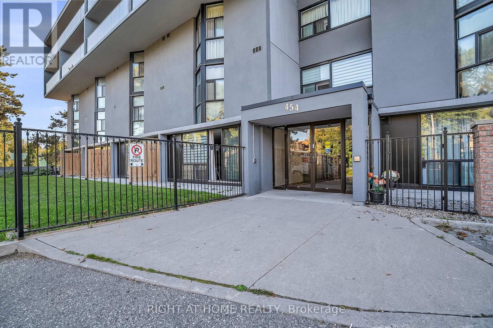 110 454 Centre St S, Oshawa, ON L1H 4C2