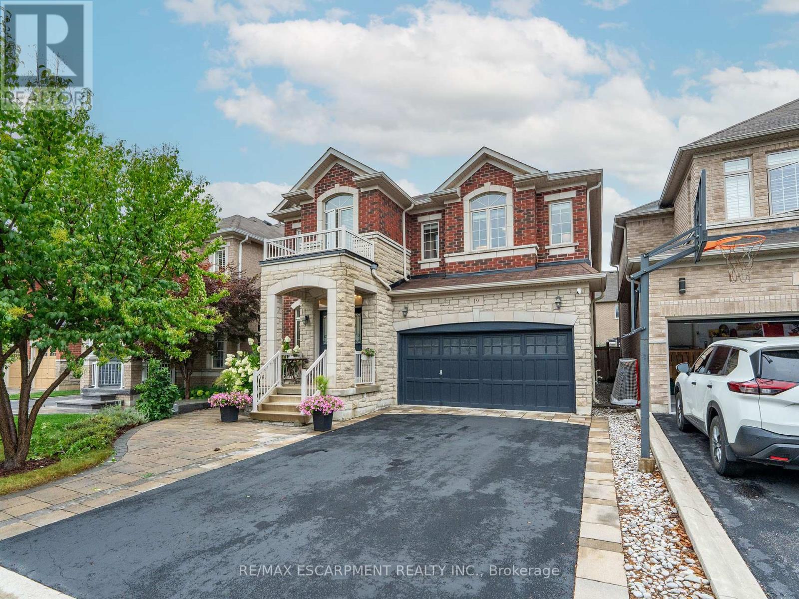 19 Mcknight Ave, Hamilton, ON L8B 0R5