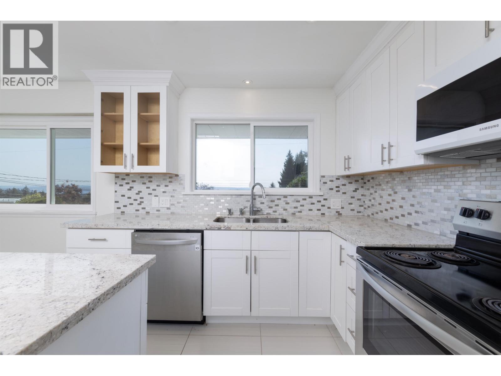 1895 Rosebery Ave, West Vancouver, BC V7V 2Z5
