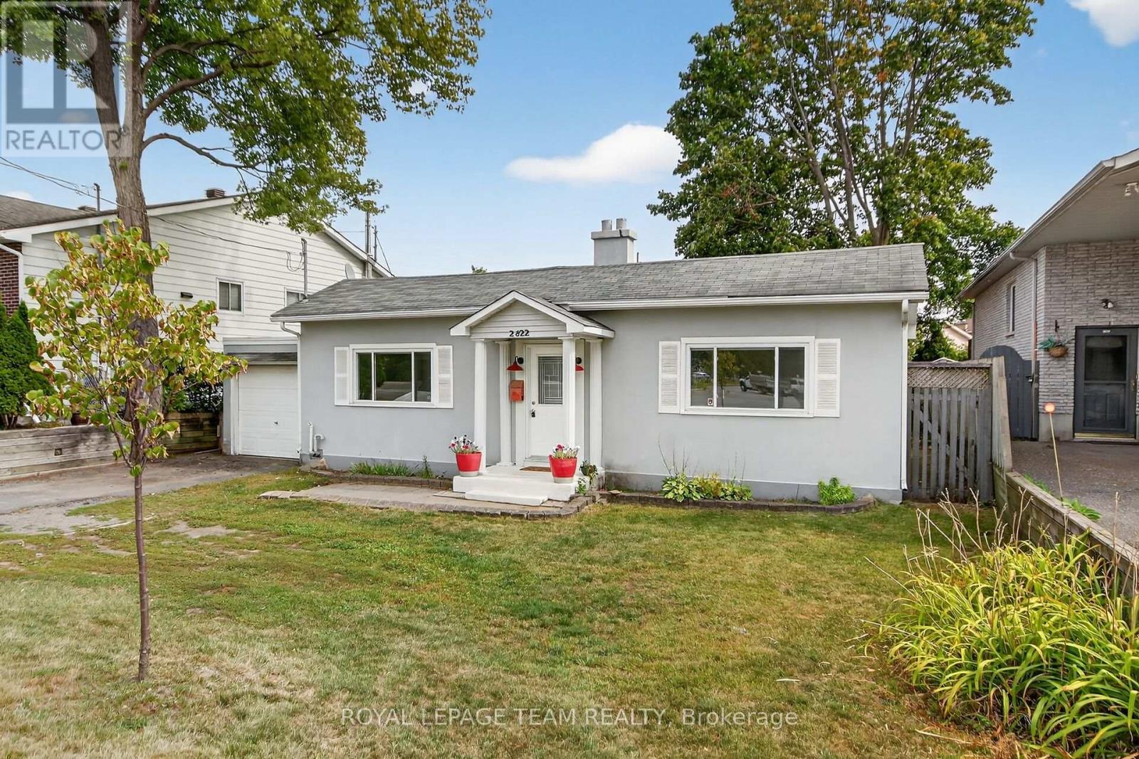 2822 Richmond Rd, Ottawa, ON K2B 6S5