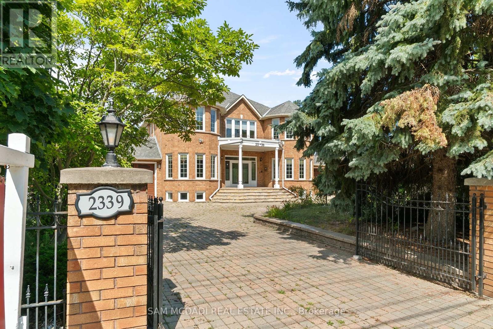 2339 Glengarry Rd, Mississauga, ON L5C 1Y1