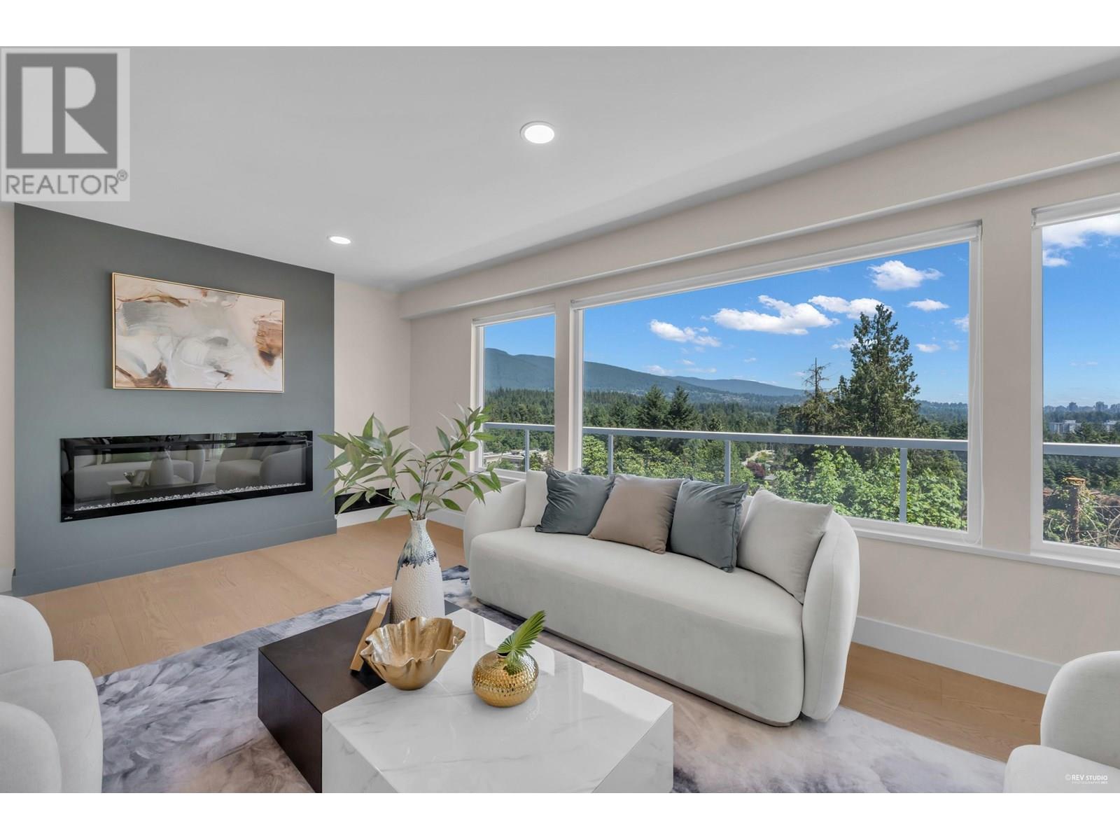 818 Younette Dr, West Vancouver, BC V7T 1S9