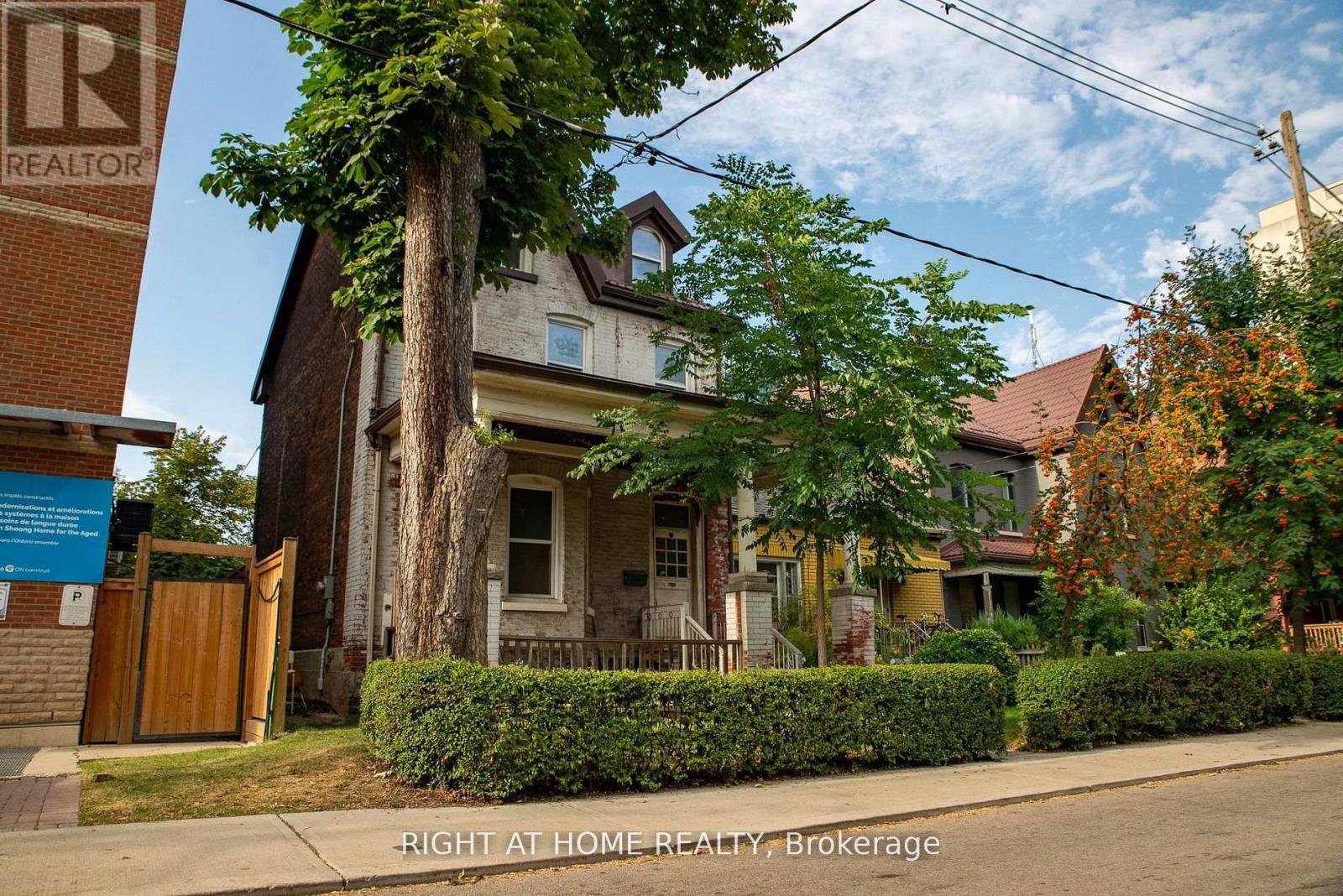 28 Darcy St, Toronto, ON M5T 1J7
