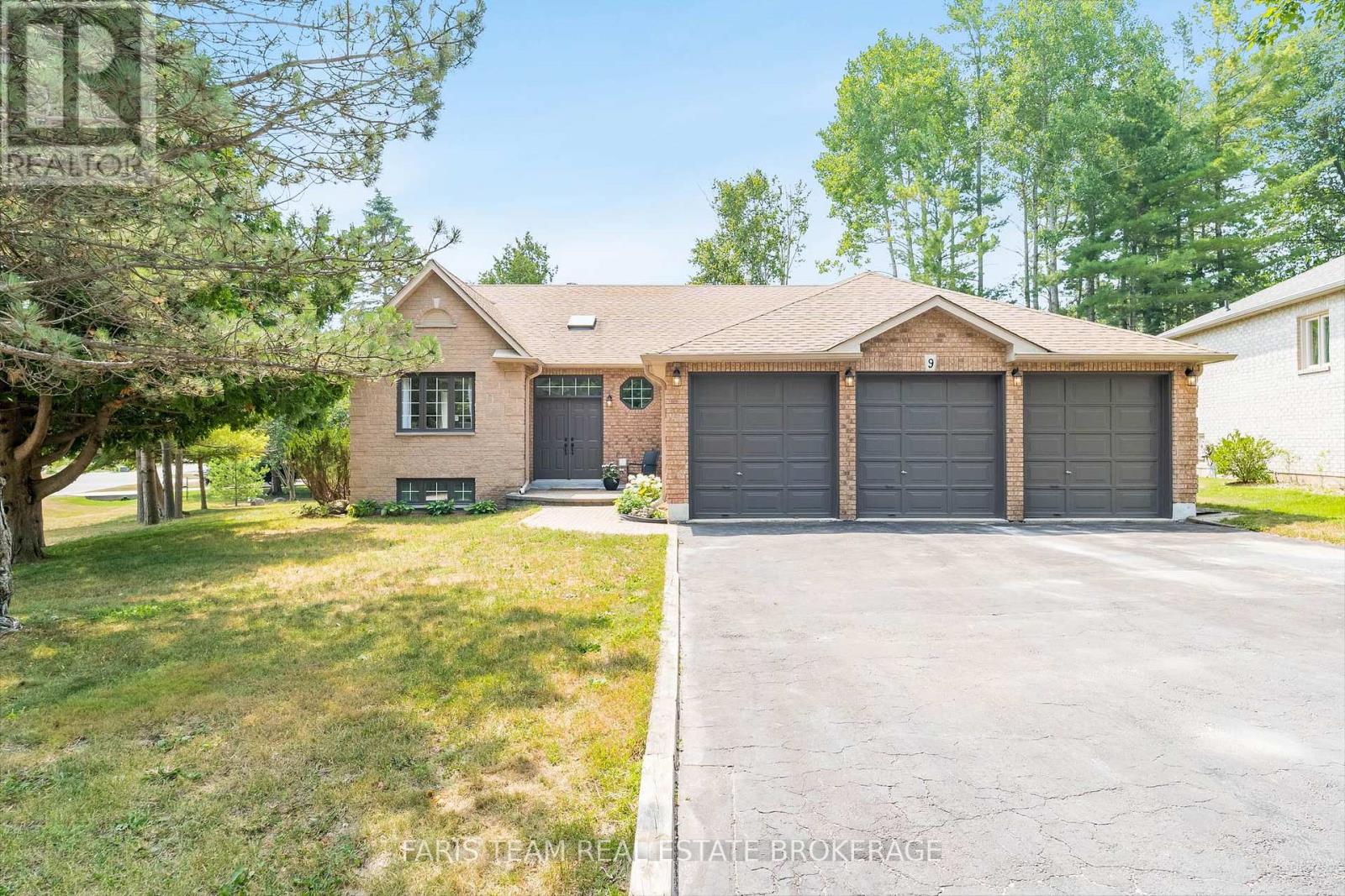 9 Fairway Cres, Wasaga Beach, ON L9Z 1C1