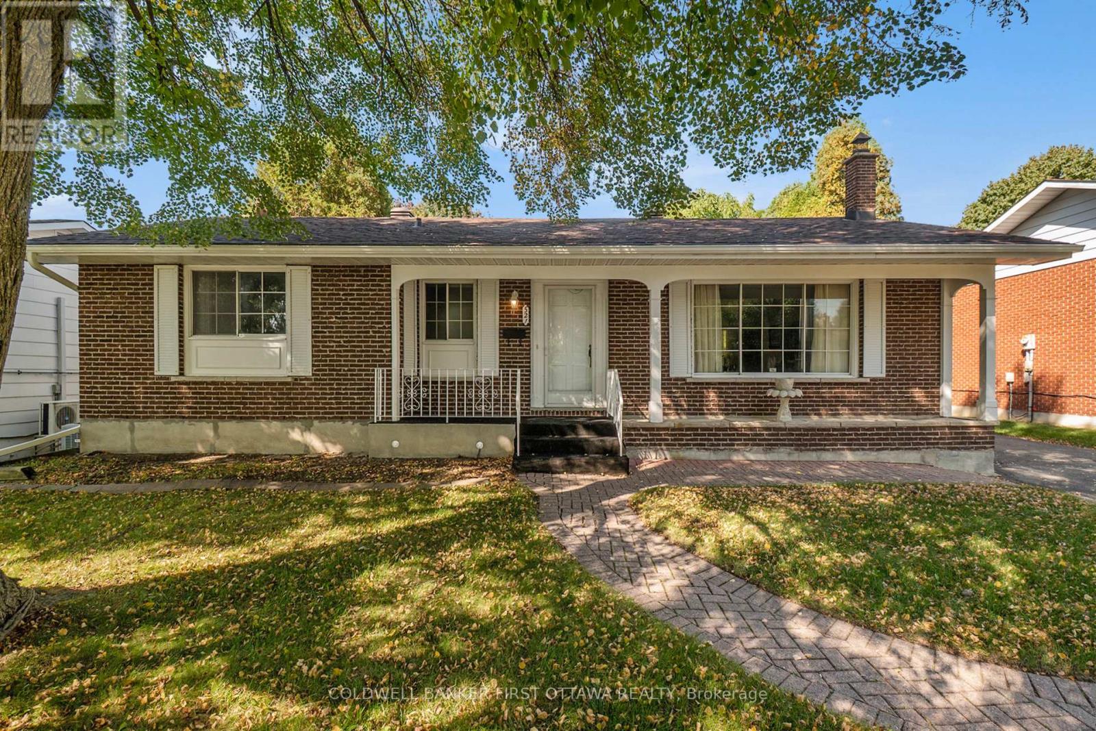 521 Ridgewood Dr, Cornwall, ON K6H 5Z6