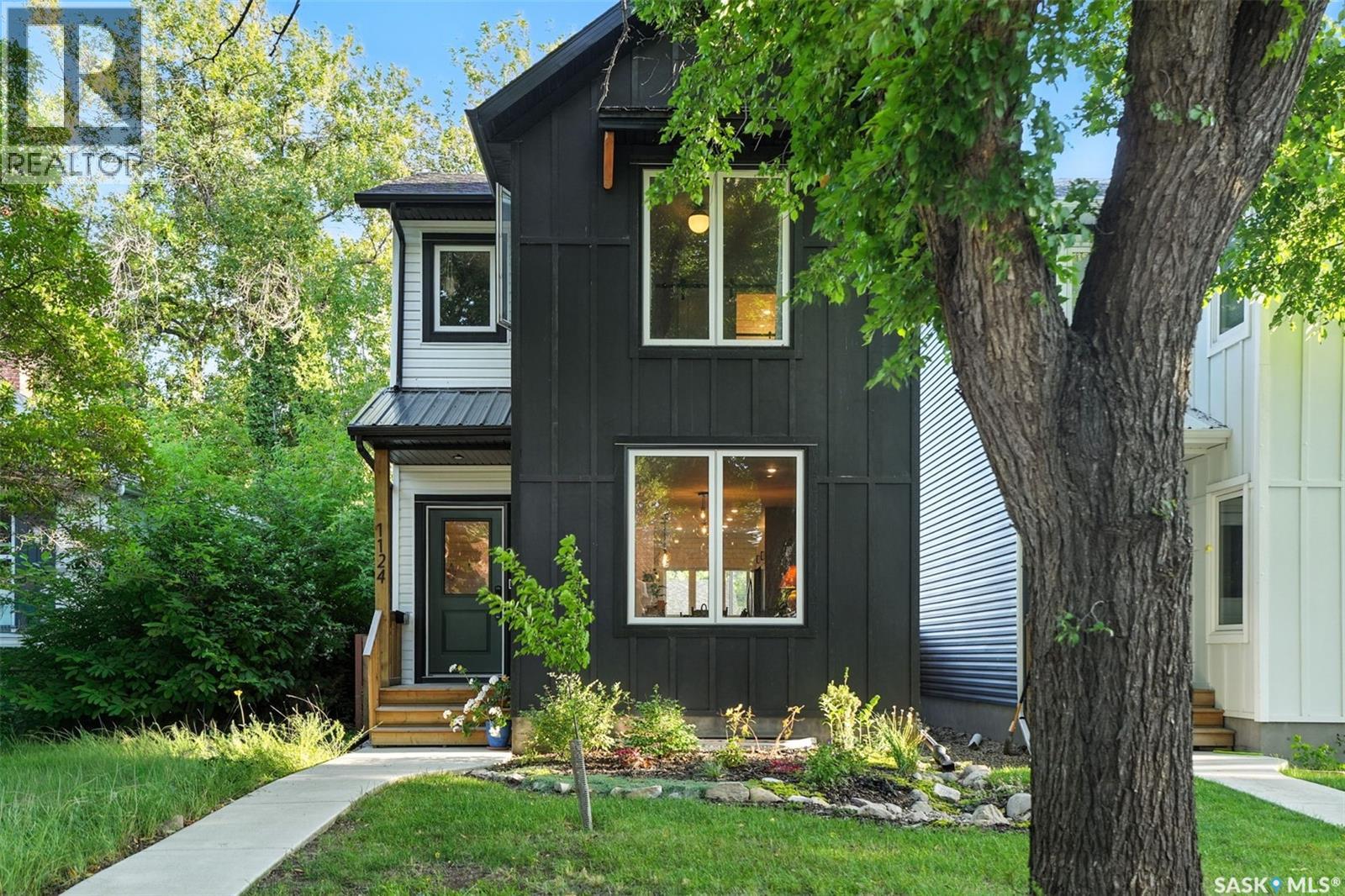 1124 9th Street East, Saskatoon, SK S7H 0N4