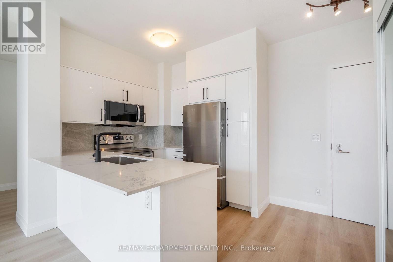 303 2230 Lake Shore Blvd W, Toronto, ON M8V 0B2