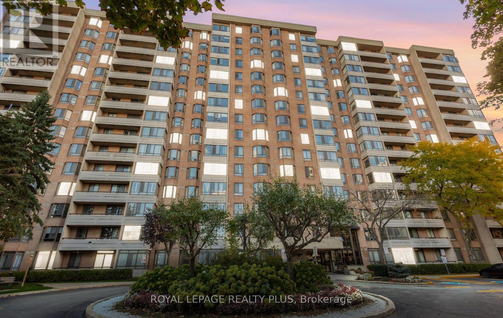 5 Lisa St Ph8 St, Brampton, ON L6T 4T4