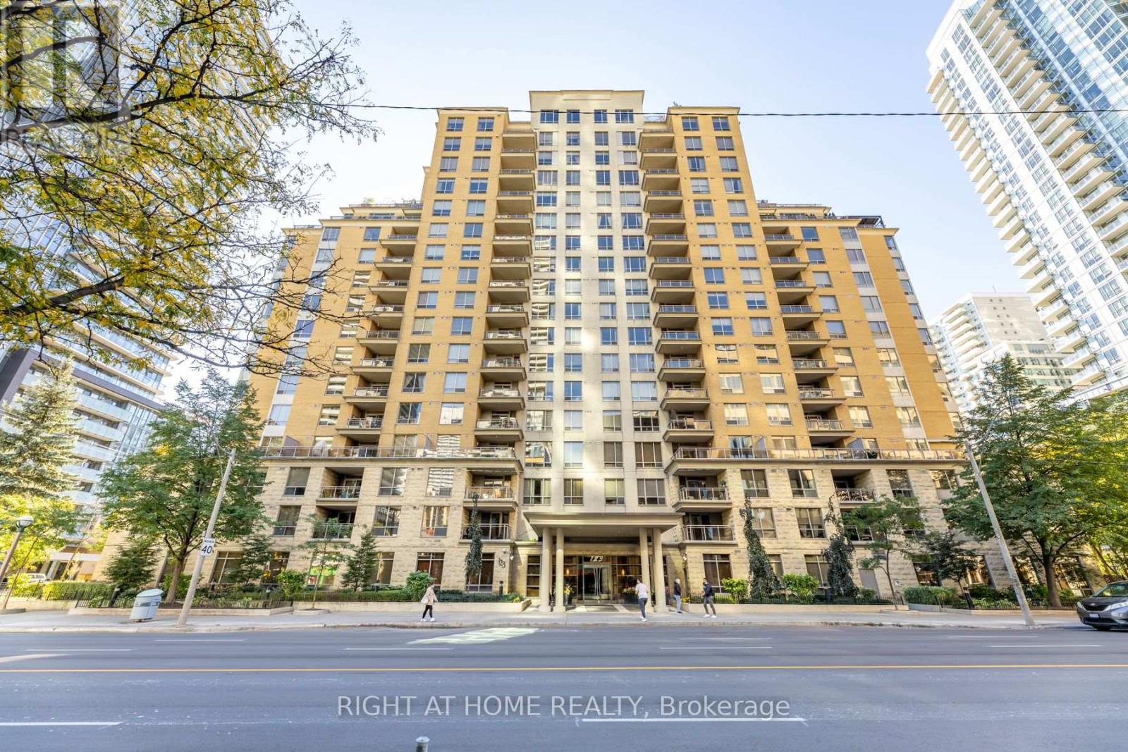 813 123 Eglinton Ave E, Toronto, ON M4P 1J2