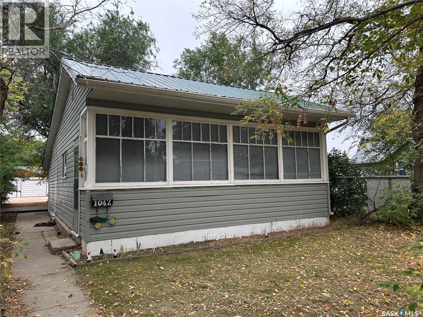 1042 Coteau St W, Moose Jaw, SK S6H 5G4