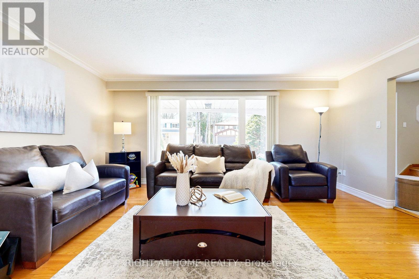 5 Robinter Dr, Toronto, ON M2M 3R1