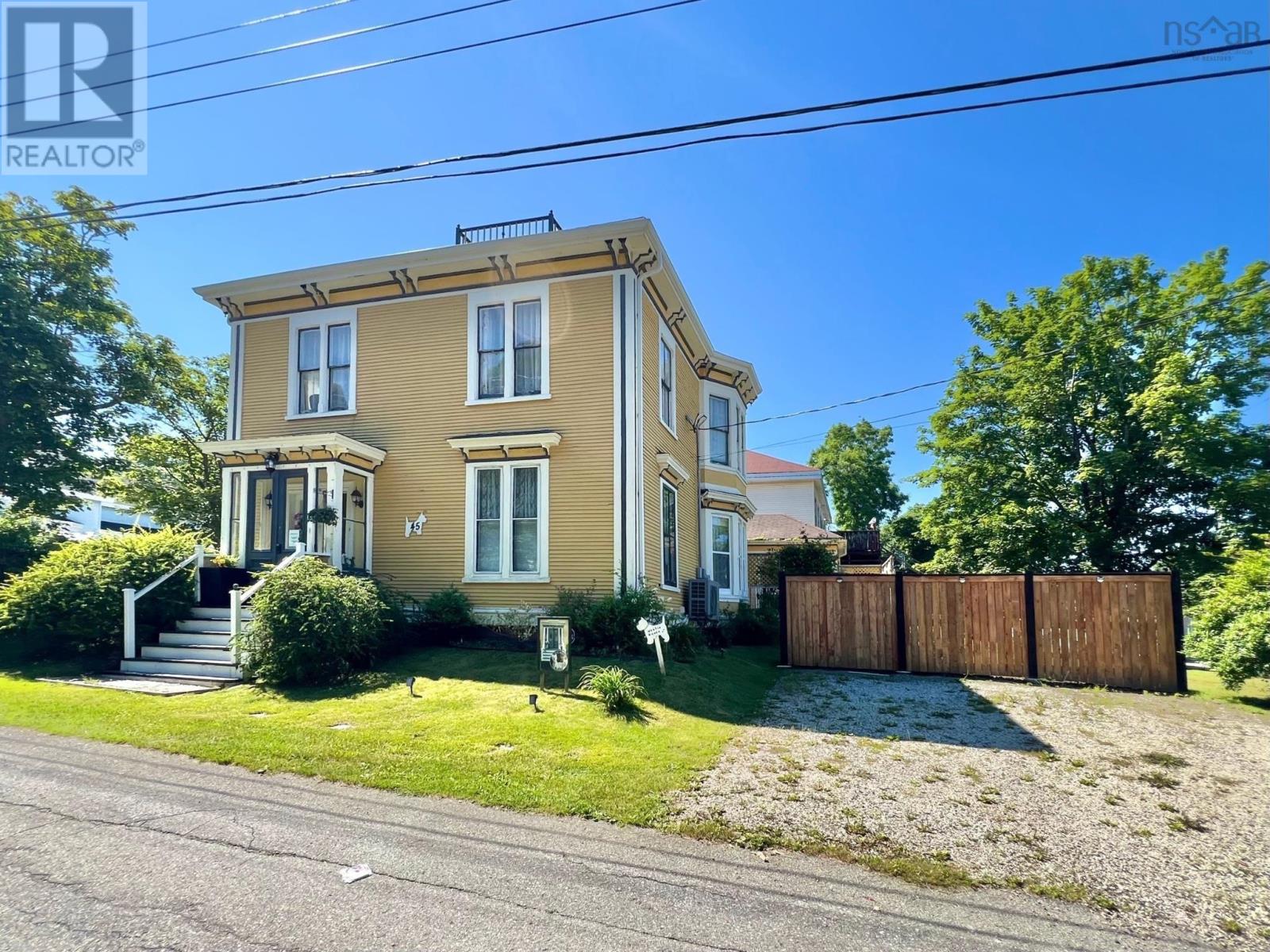 45 Alma St, Yarmouth, NS B5A 3G7