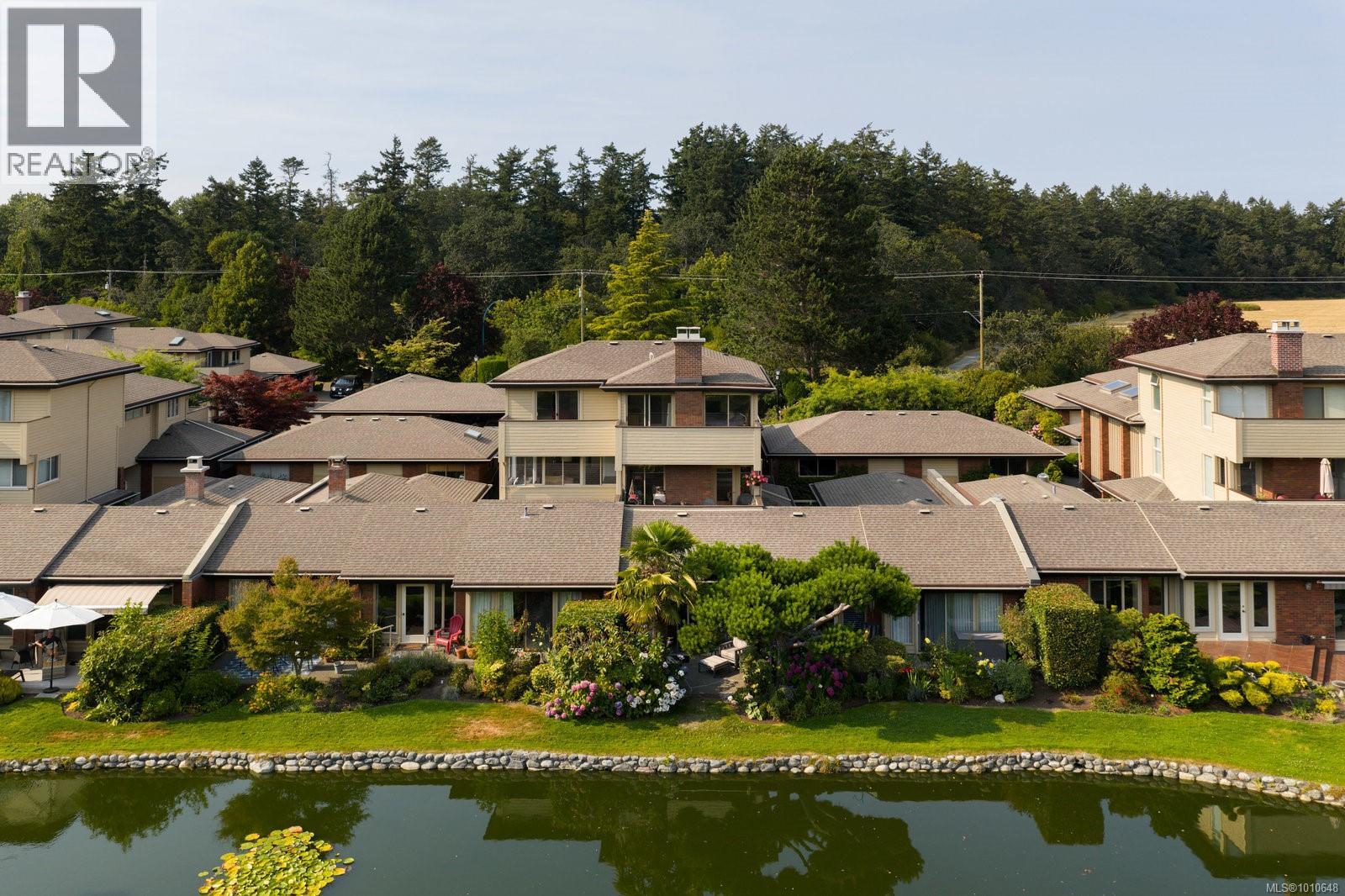 2345 Cedar Hill Cross Rd Unit 124 Rd, Oak Bay, BC V8P 5M8