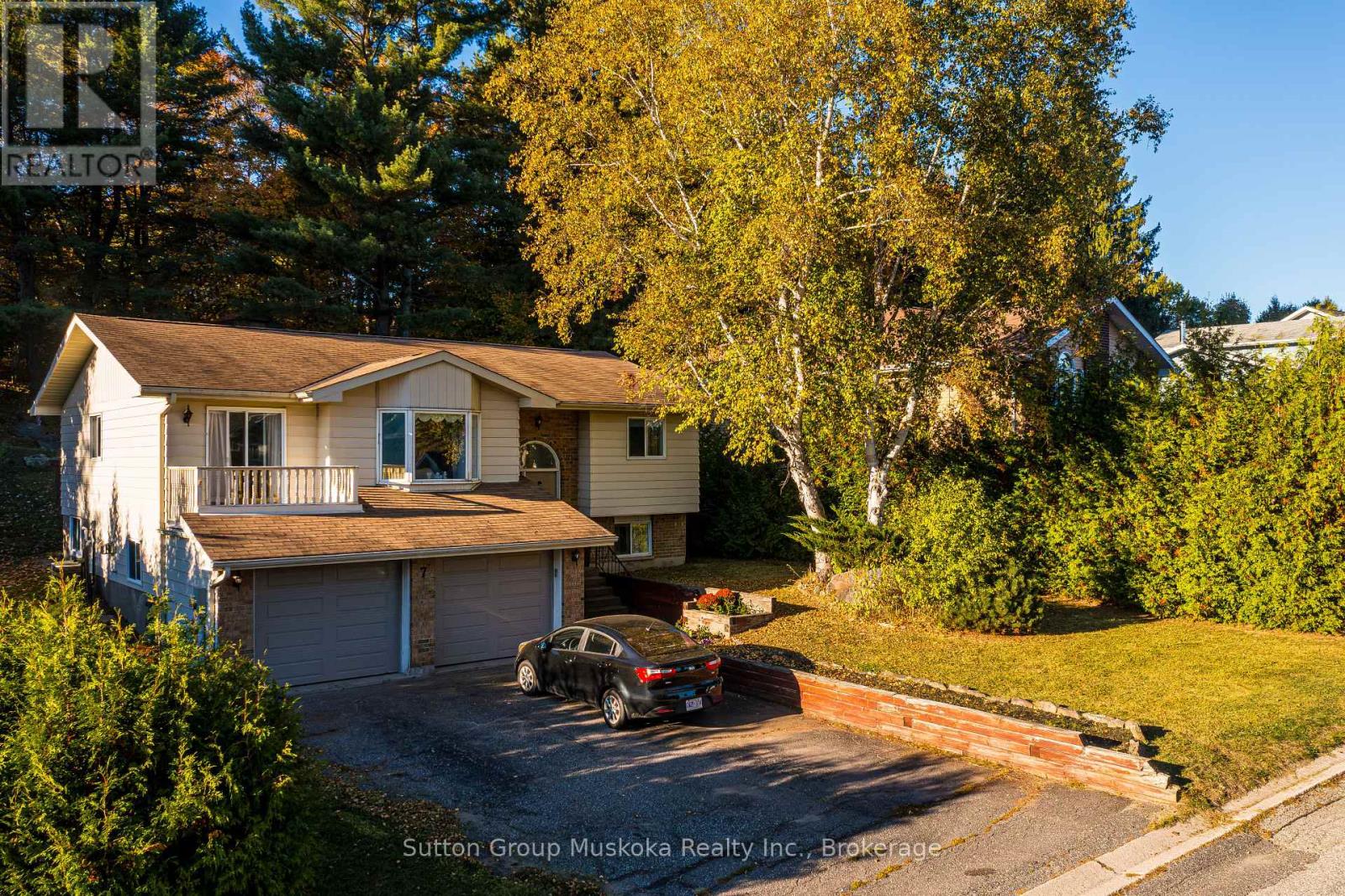 7 Glenwood Dr, Huntsville, ON P1H 1B8