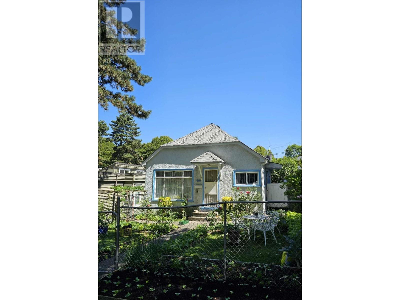 2719 Duke St, Vancouver, BC V5R 4S8