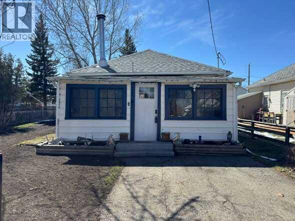 724 Lacombe St, Pincher Creek, AB T0K 1W0