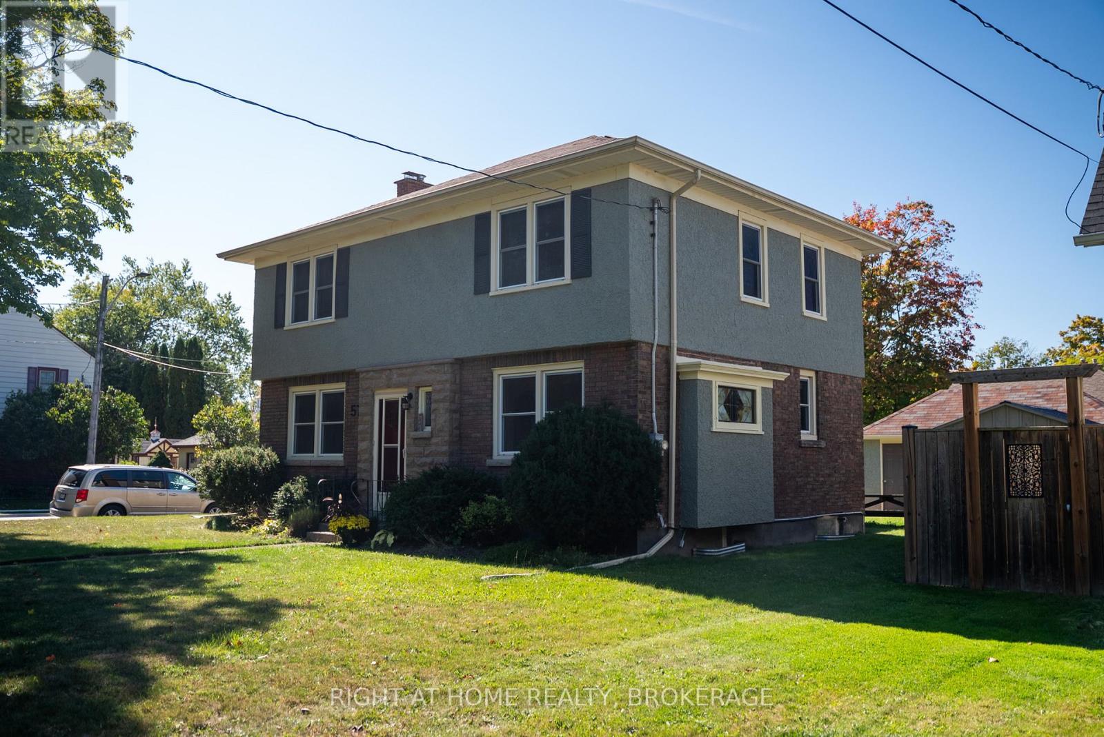 57 Edgar St, Welland, ON L3C 1S6