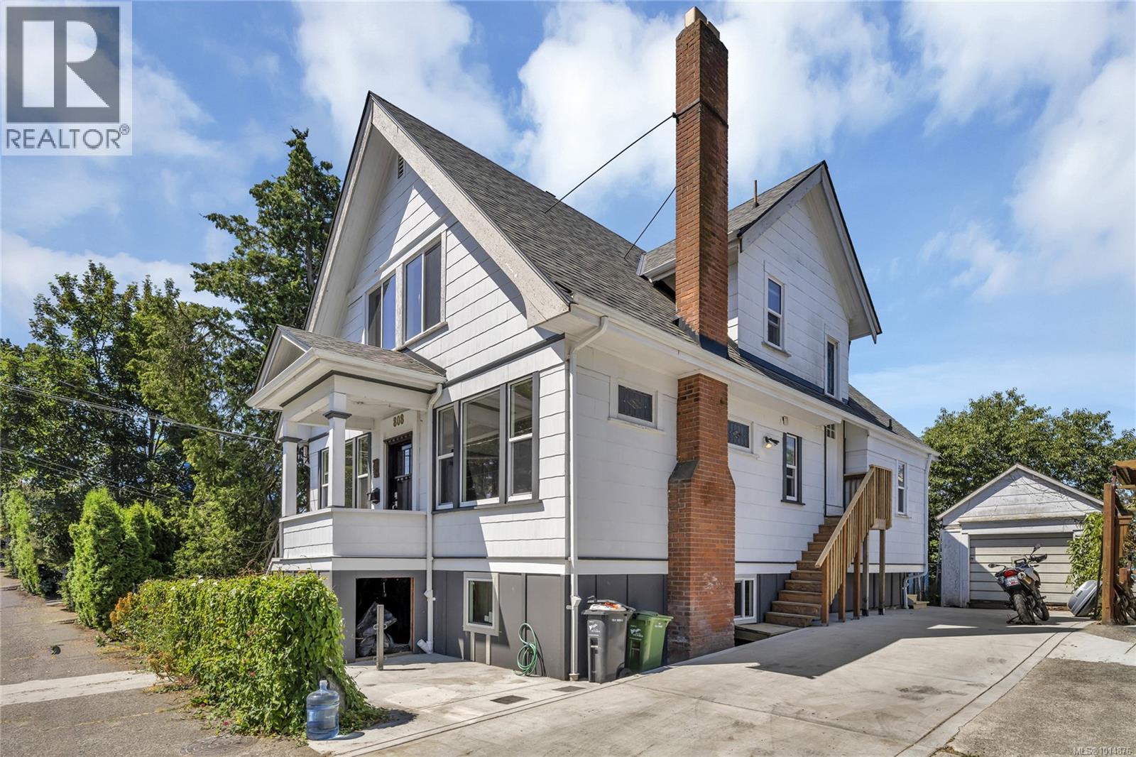 808 Russell St, Victoria, BC V9A 3X7
