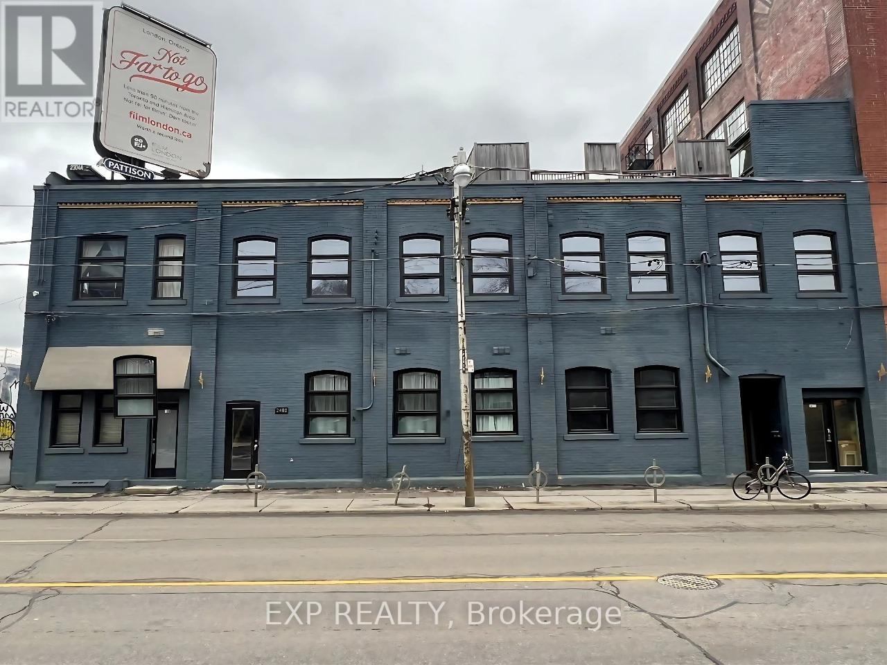 2480 Dundas St W, Toronto, ON M6P 1W9
