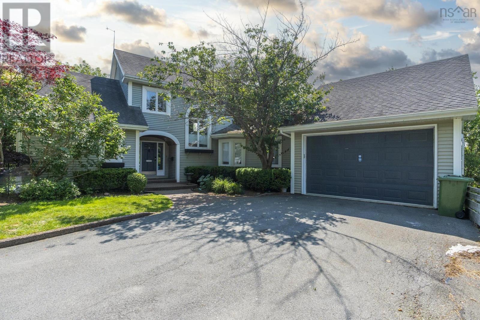 12 Saraguay Pl, Halifax, NS B3P 2N9