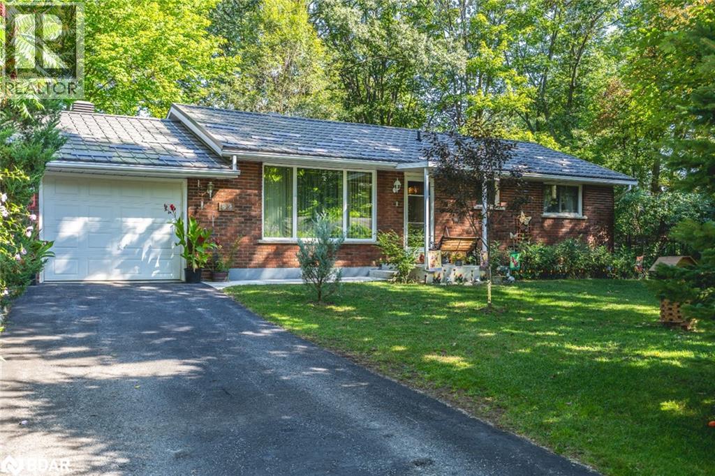 82 Helena St, Wasaga Beach, ON L9Z 1R1