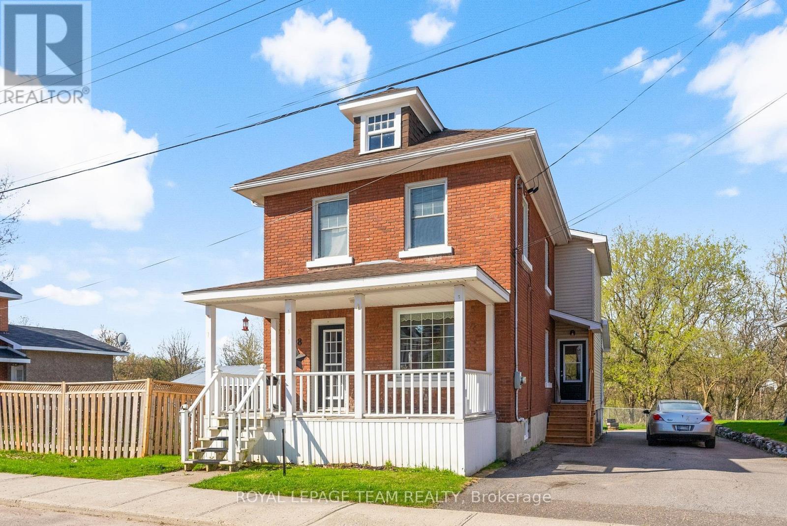 28 Bank St N, Renfrew, ON K7V 2C9