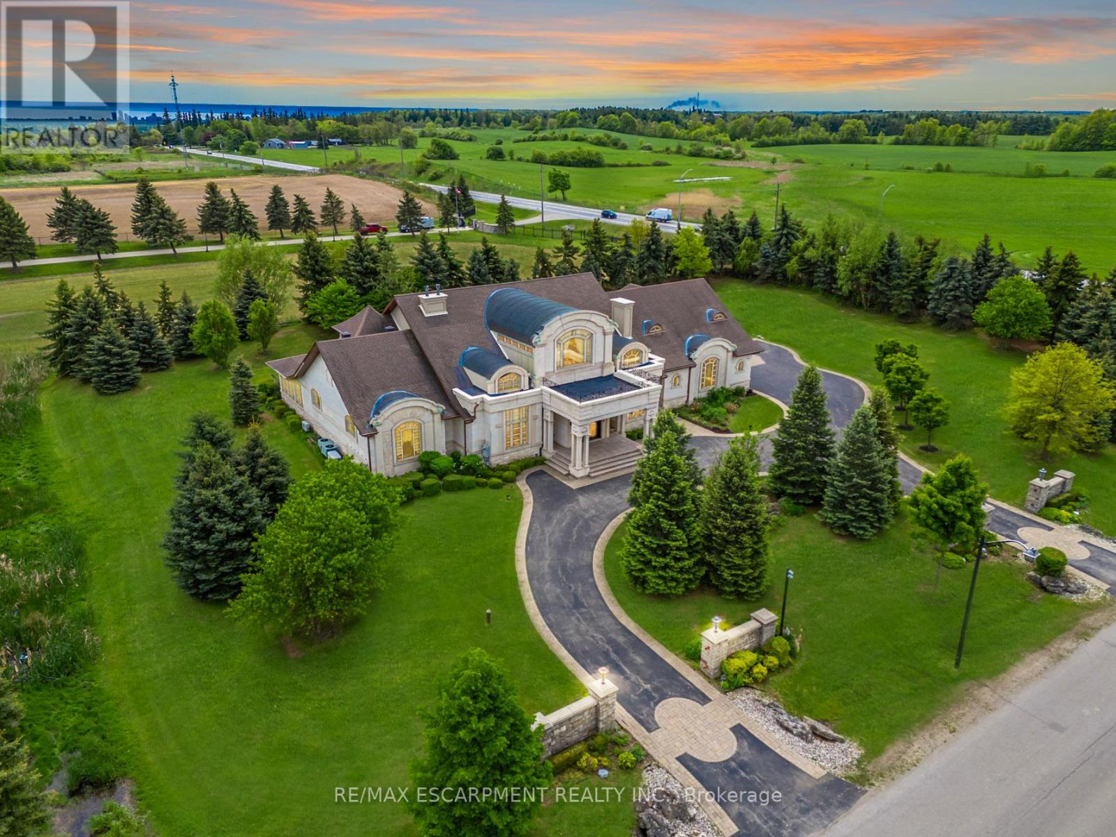 2594 Bluffs Way, Burlington, ON L7M 0T8