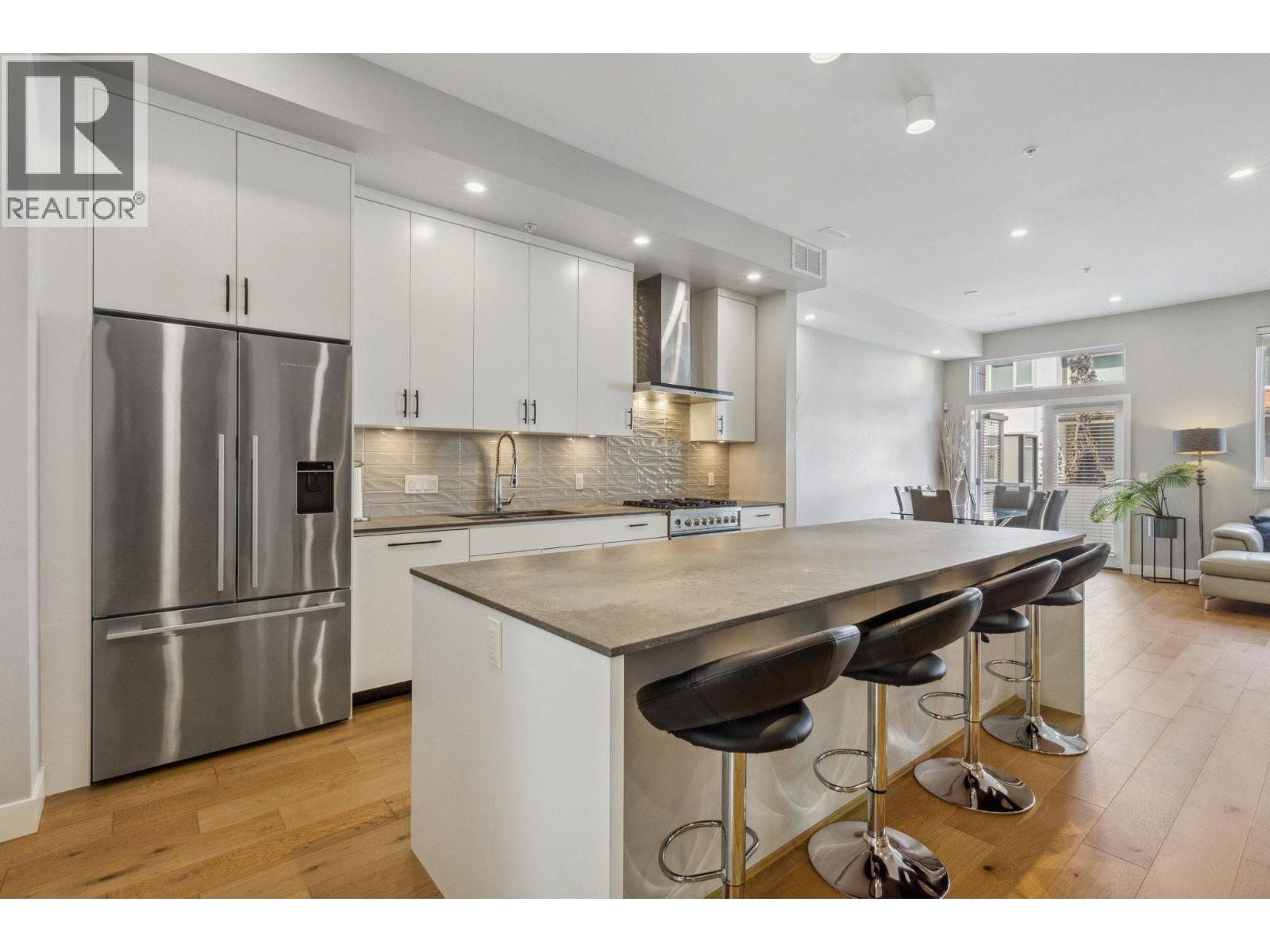 4684 Capilano Rd, North Vancouver, BC V7R 4K3