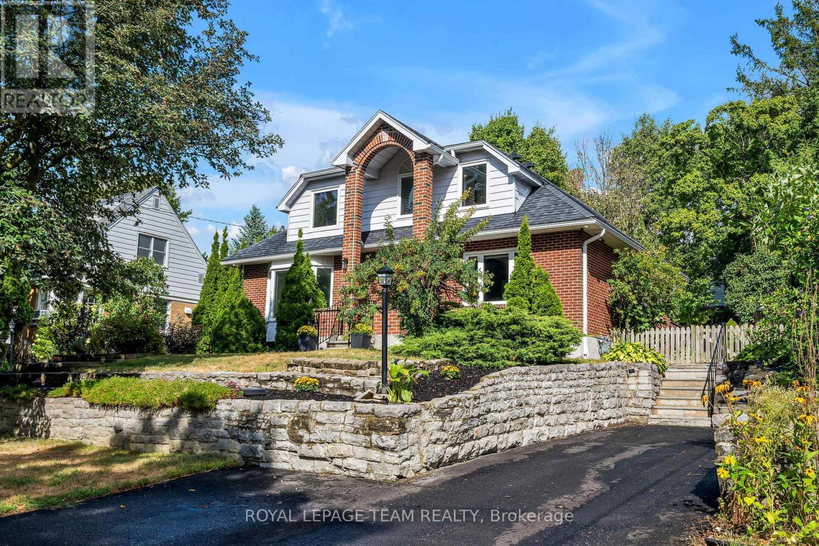 2233 Beaver Ave, Ottawa, ON K1H 7W3