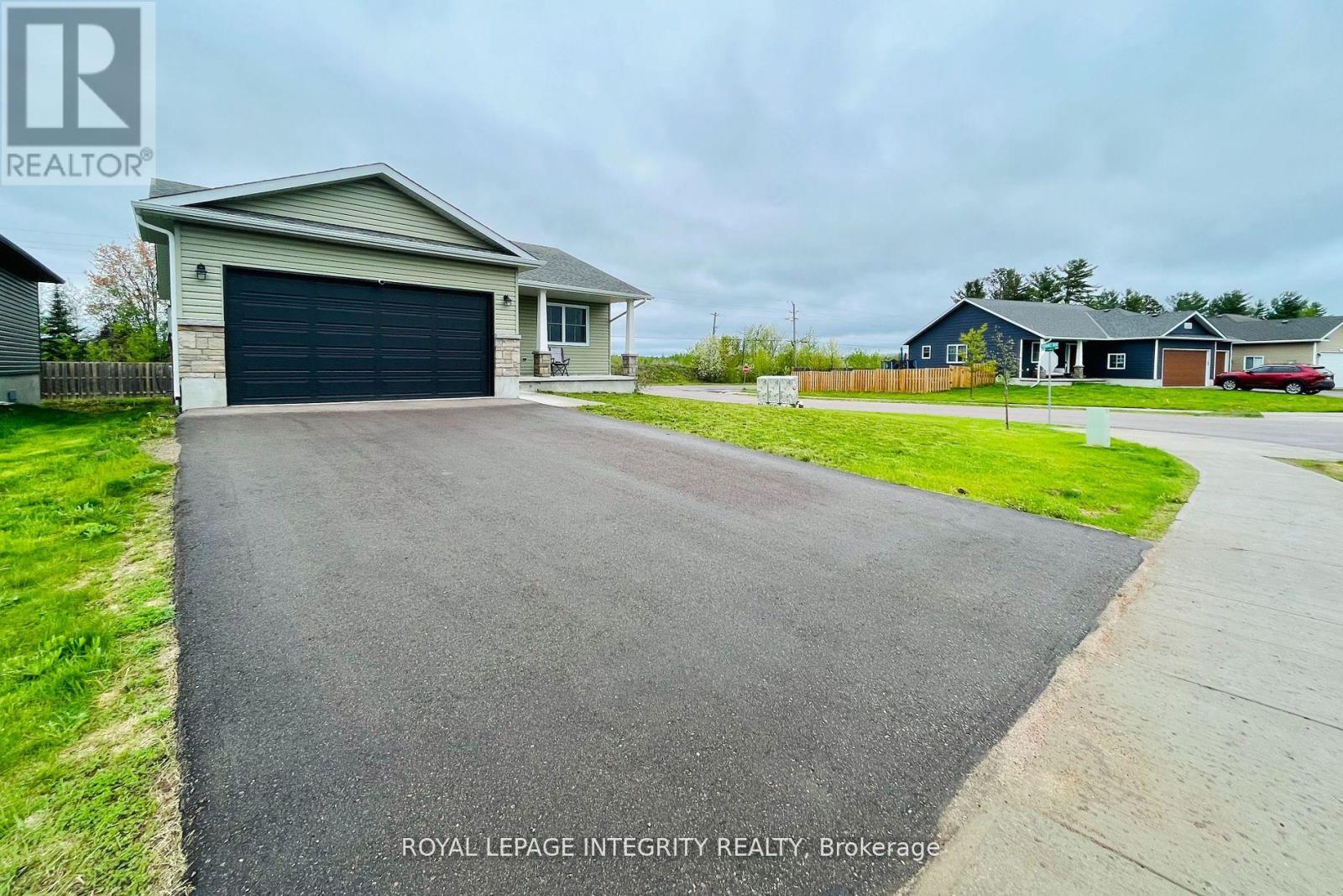 20 Terrance Dr, Petawawa, ON K8H 2W8