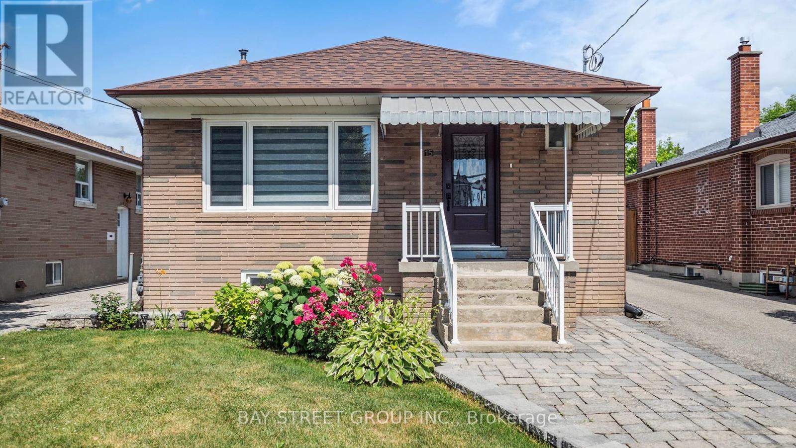 15 Macleod St, Toronto, ON M6L 2M7