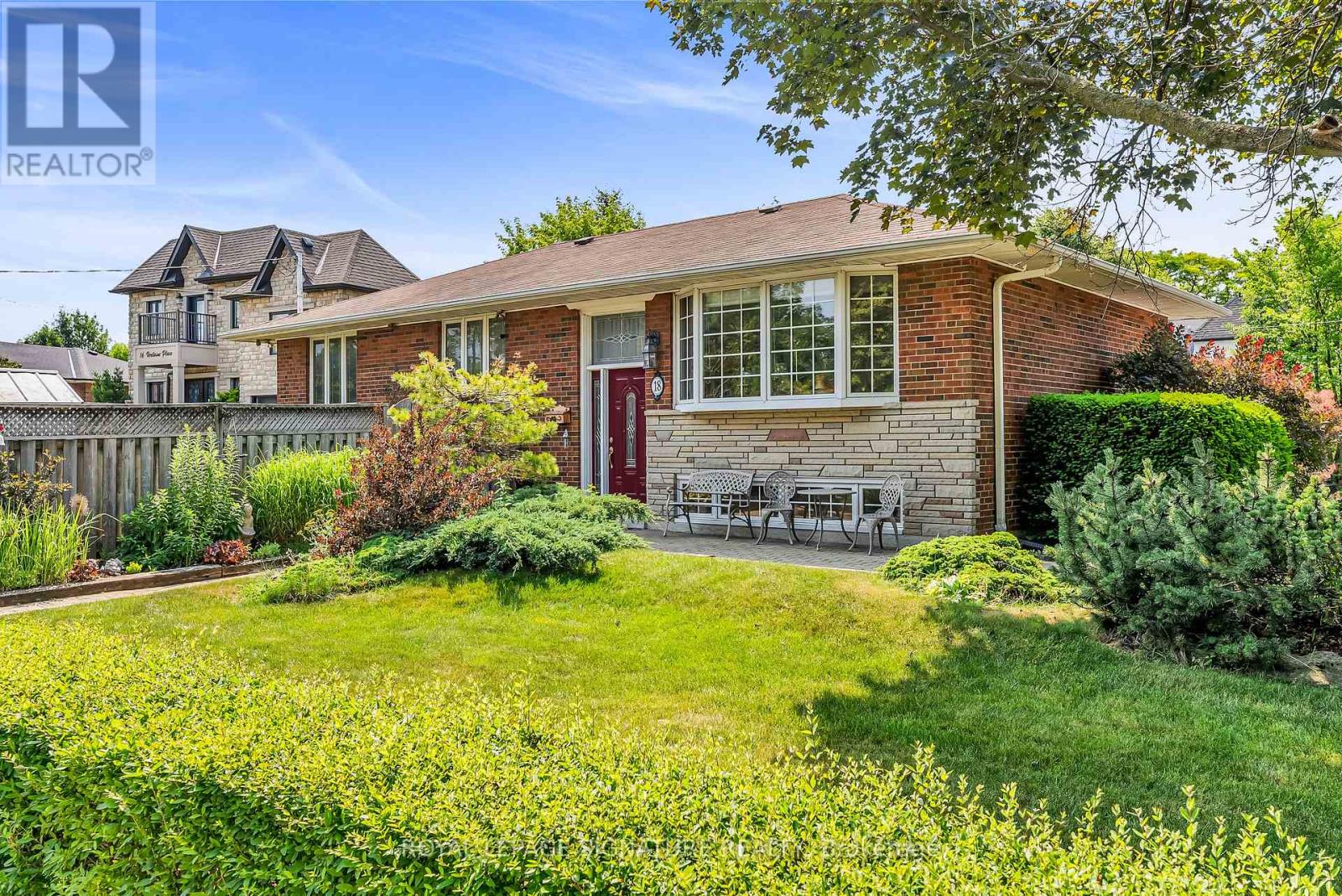 18 Verlaine Pl, Toronto, ON M1P 3X3