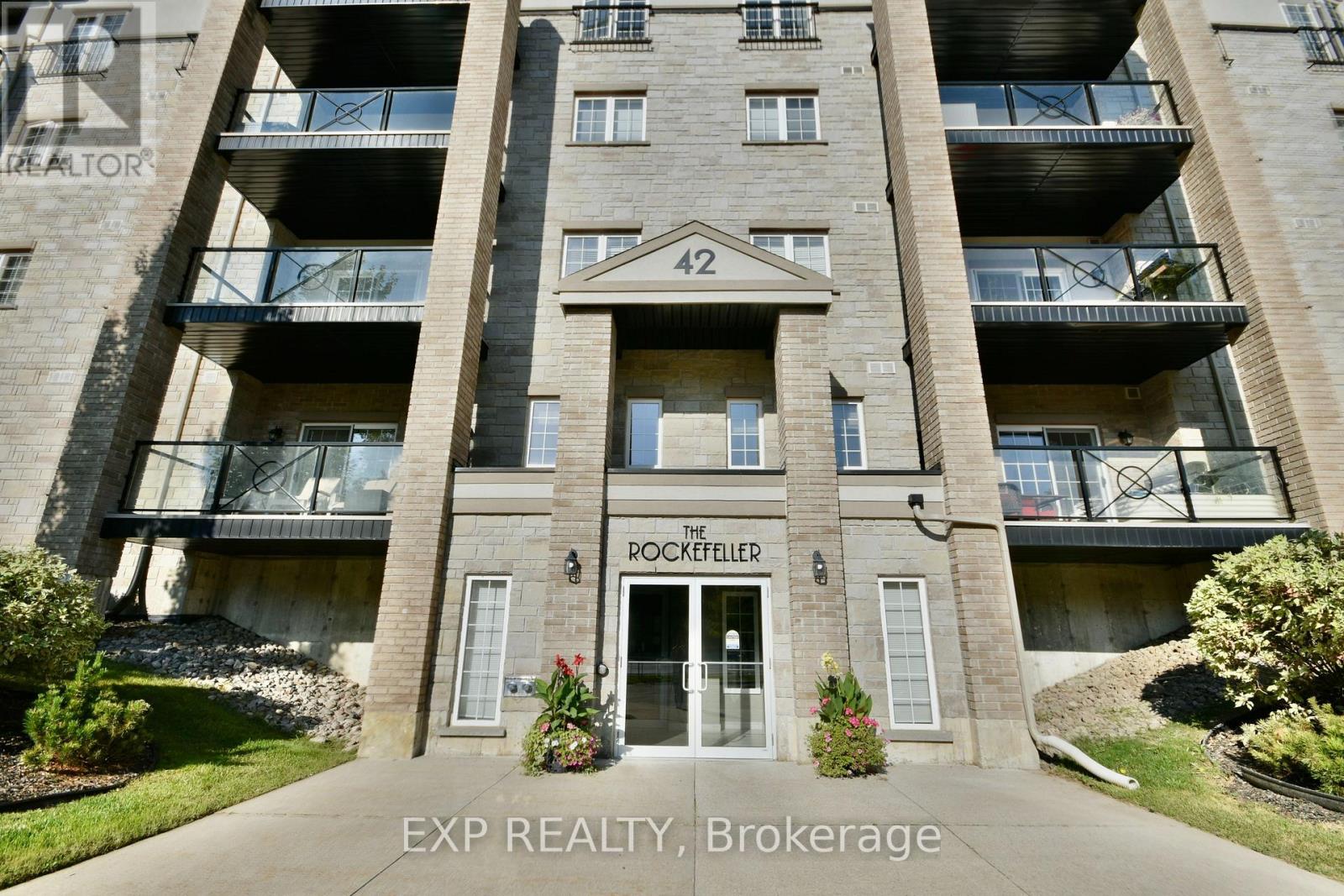 101 42 Ferndale Dr S, Barrie, ON L4N 2M5