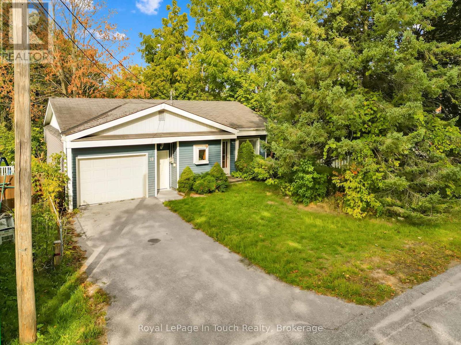 10 Leonard Ave, Penetanguishene, ON L9M 1C8