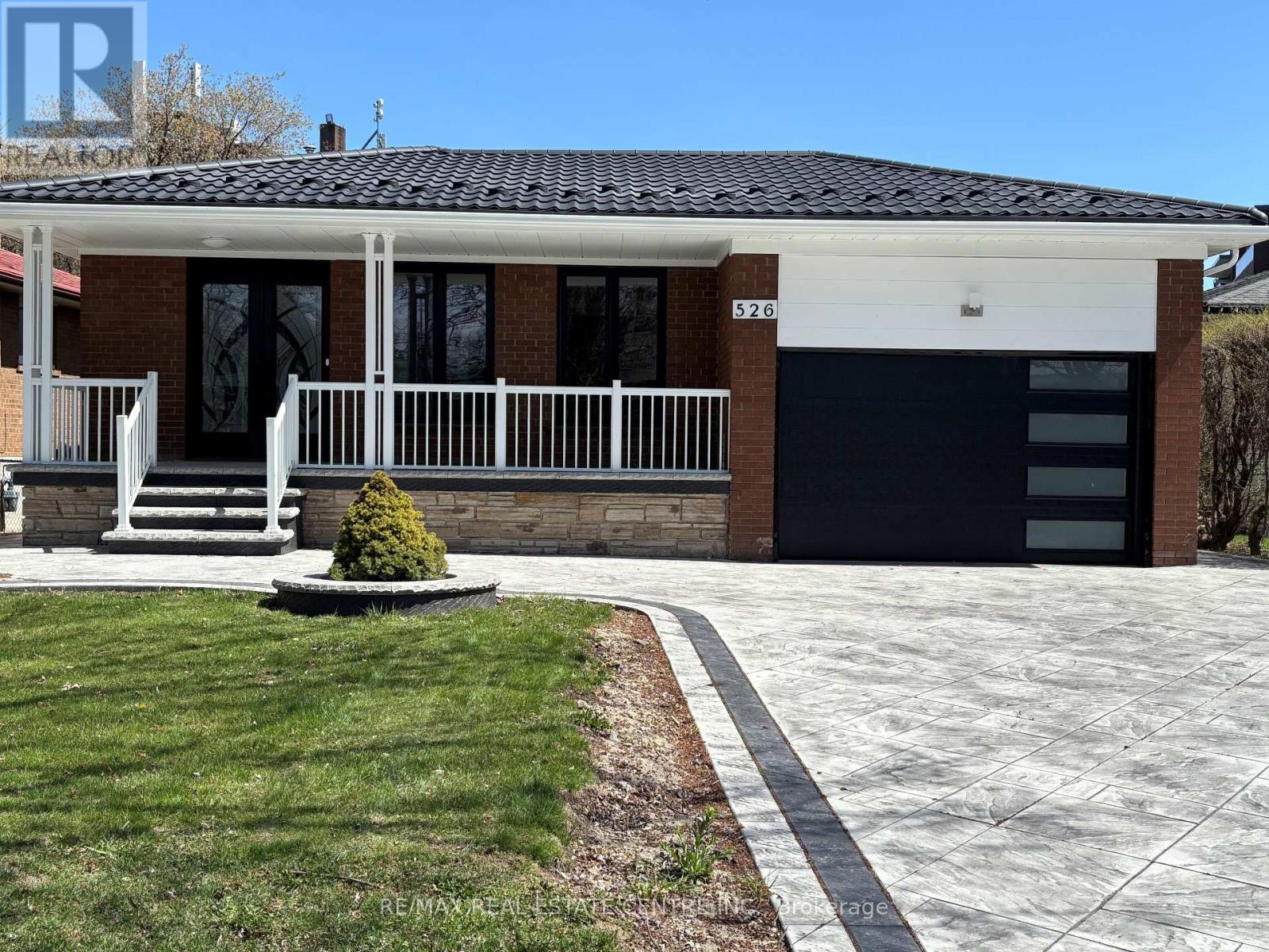 526 Selsey Dr, Mississauga, ON L5A 1B9