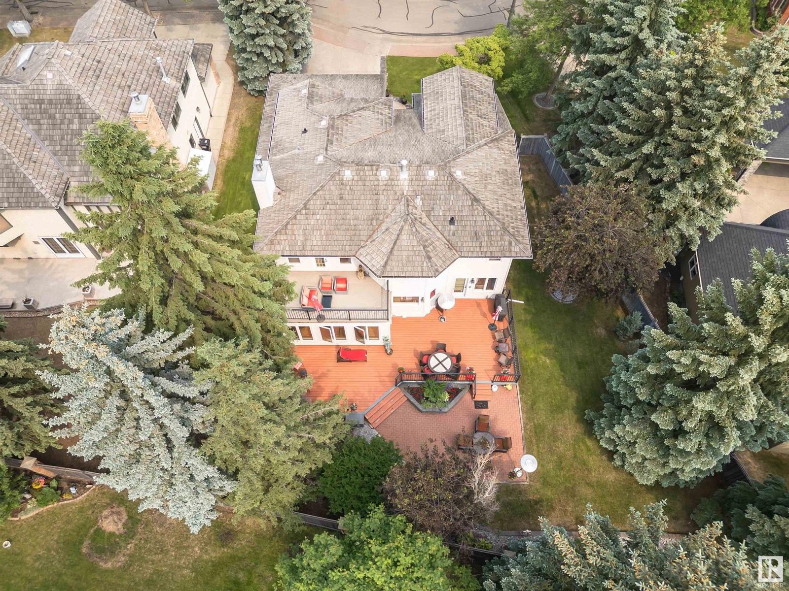 32 W Point Wd NW, Edmonton, AB T5T 5N5