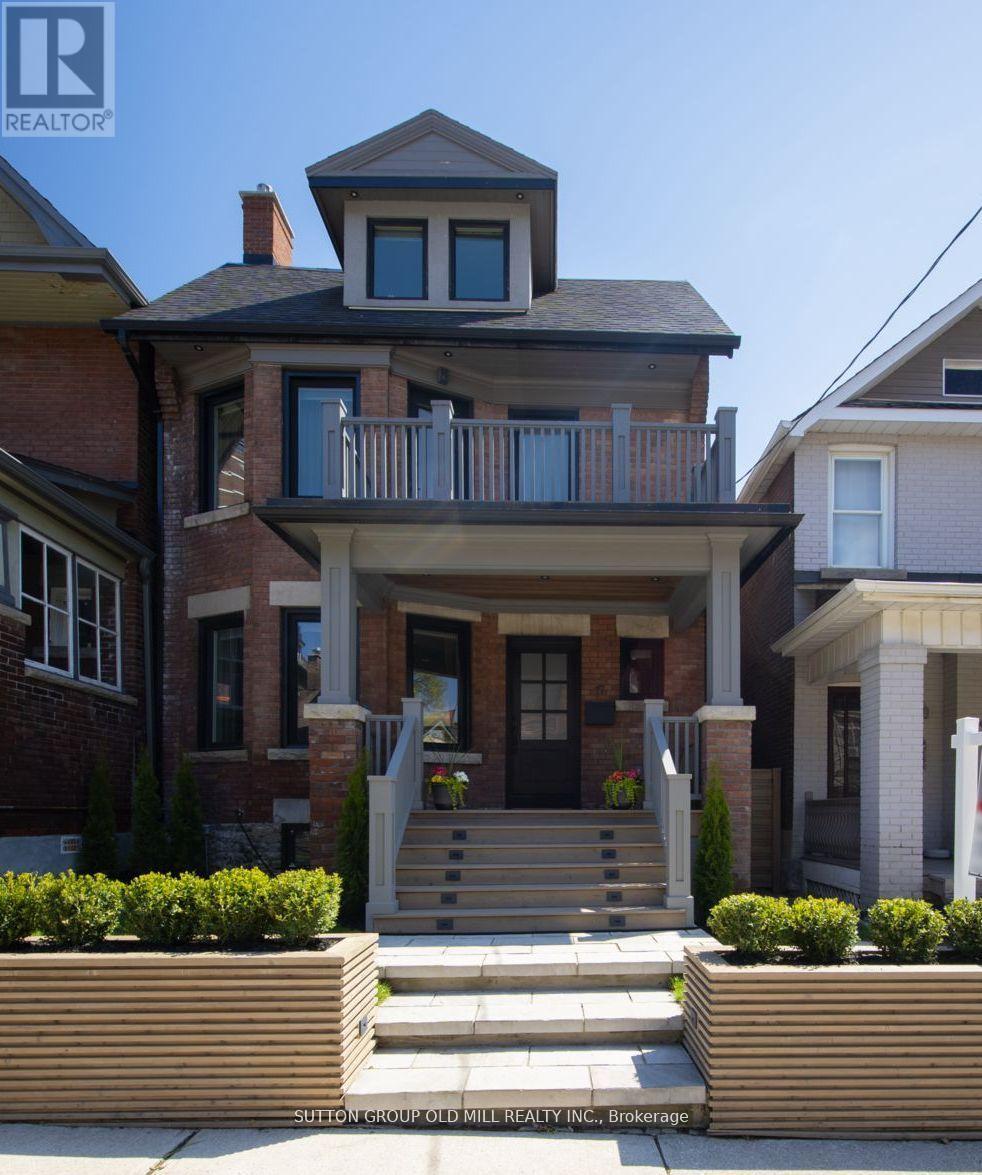 17 Grafton Ave, Toronto, ON M6R 1C3