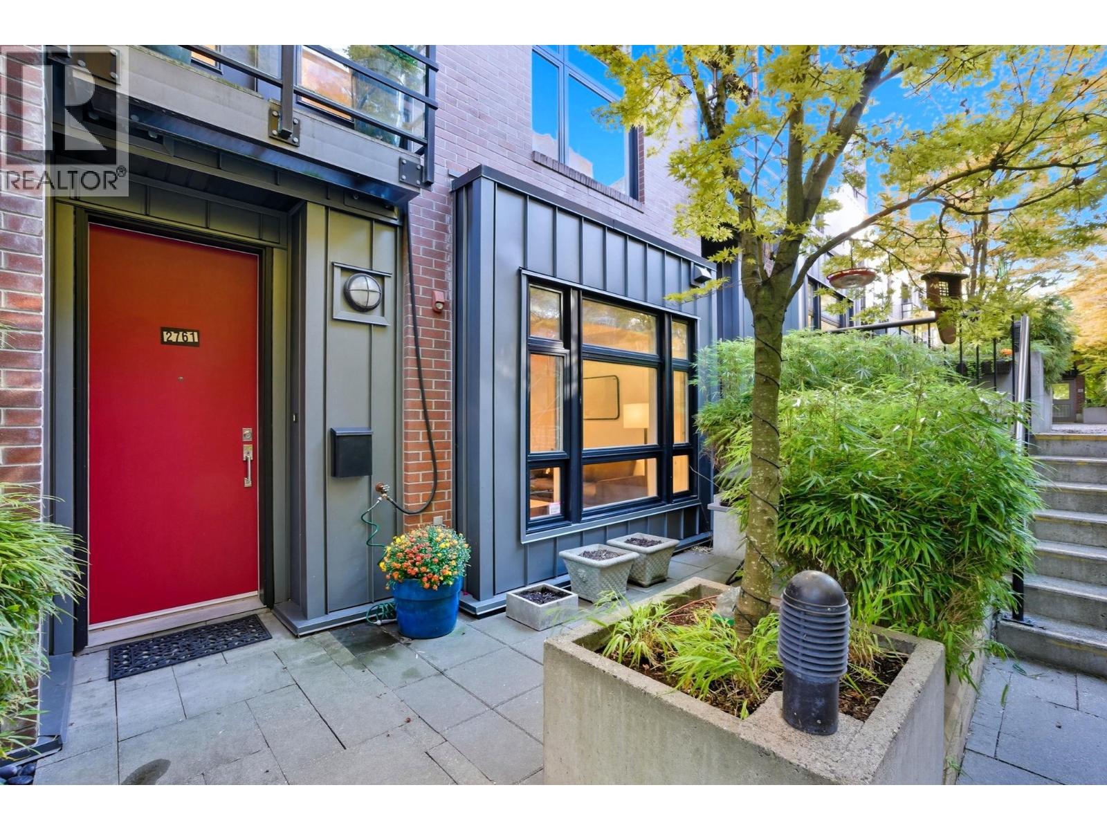 2761 Guelph St, Vancouver, BC V5T 3P6