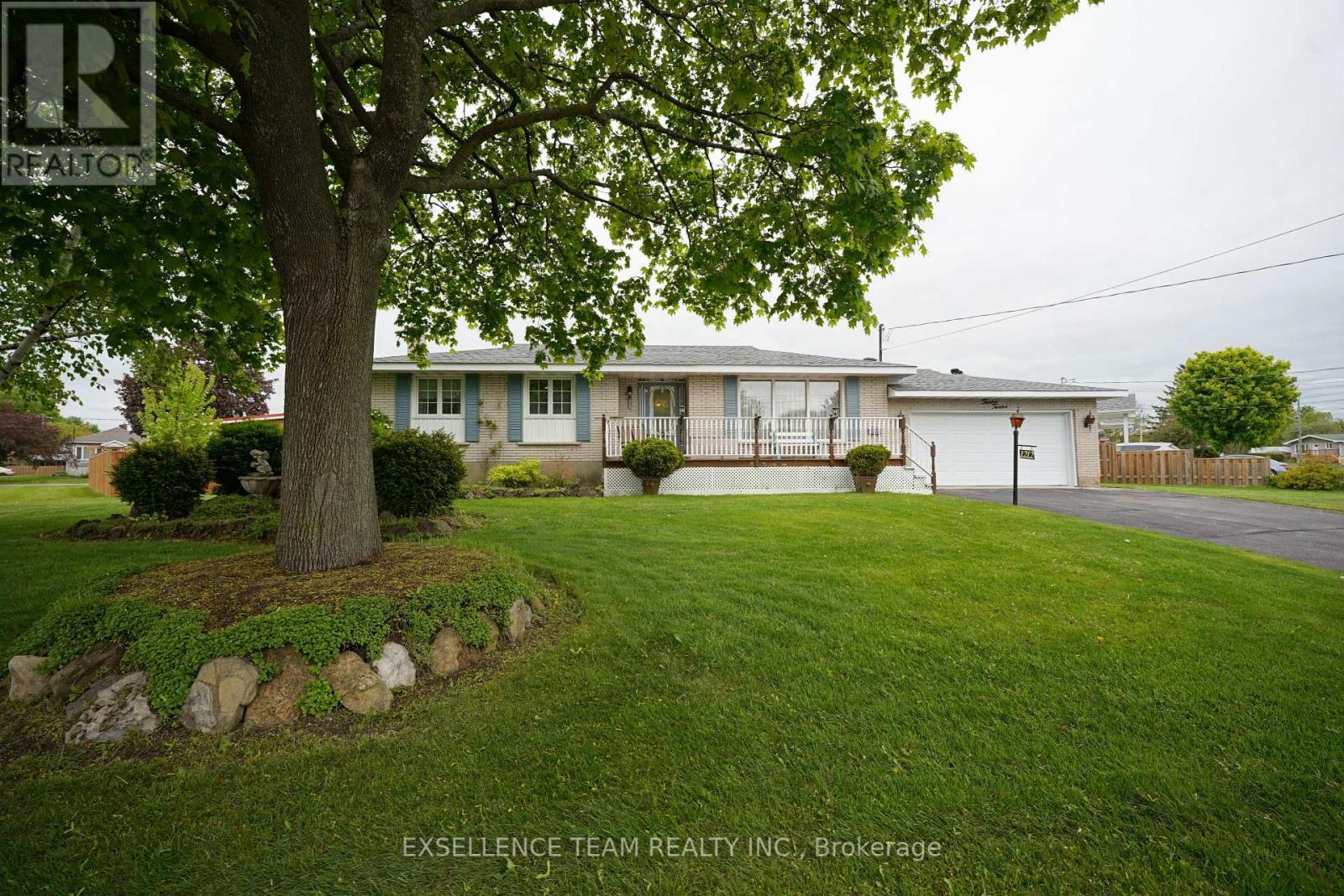 1212 Brodeur St, Cornwall, ON K6J 4Z2