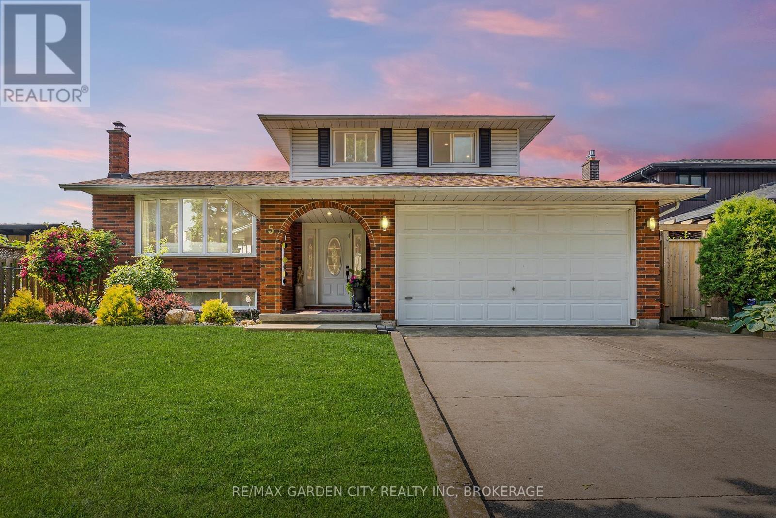 5 Woodgarden Ct, St. Catharines, ON L2M 7C9